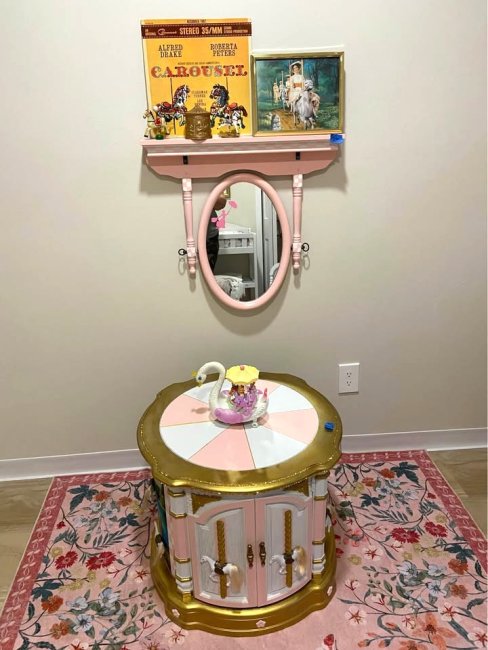Carousel End table,with Mirror, Pink/White 1 of a kind